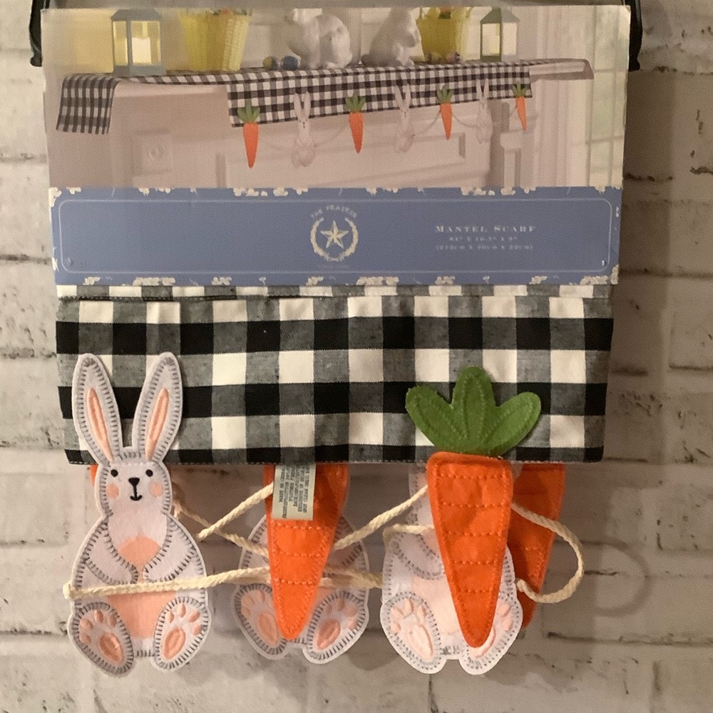 Rachel Ashwell Bunny & Carrot Mantel Scarf